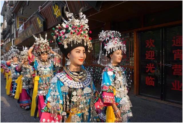 云南少数民族服饰图片,最好看的云南民族服饰