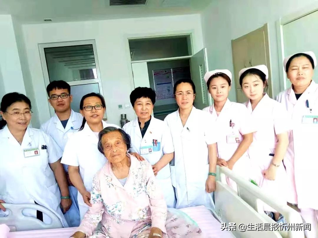 75岁老人腹部里面有囊肿,老人肚子里长囊肿怎么办