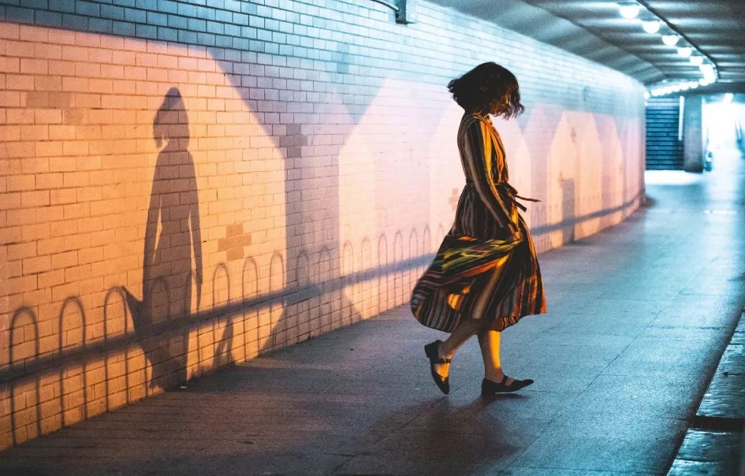 每个女人都活成了超人,每个中年的女人都活成一束光