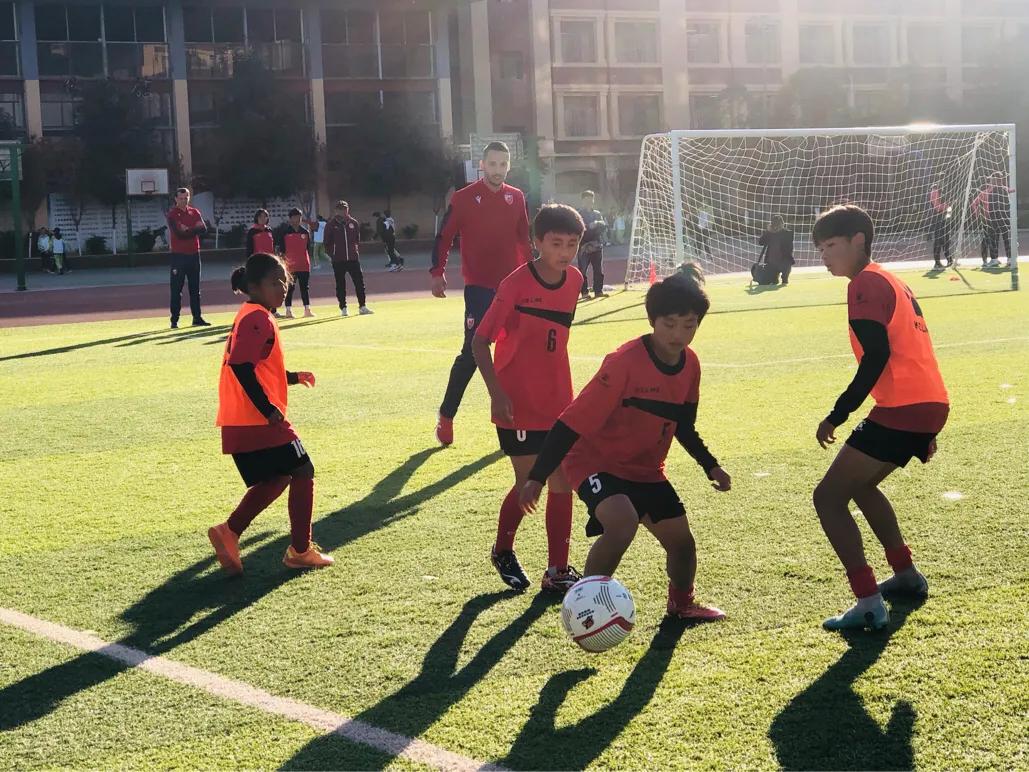 “一带一路彩云之南”国际足球邀请赛走进昆明金岸中学