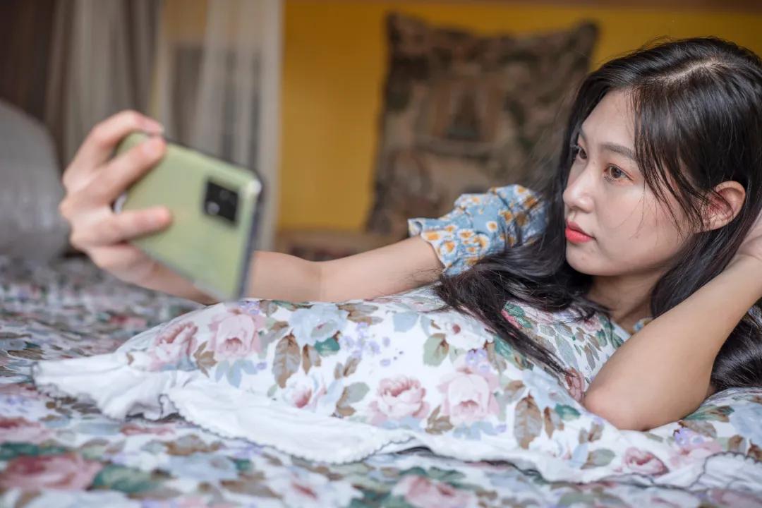 realmeq3是一款直面屏手机吗,realme最具性价比的千元机