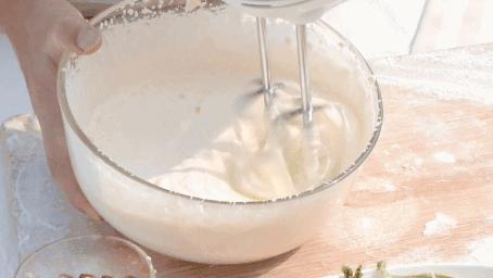 蛋黄蛋白打发视频教程,有蛋黄的蛋白怎么打发