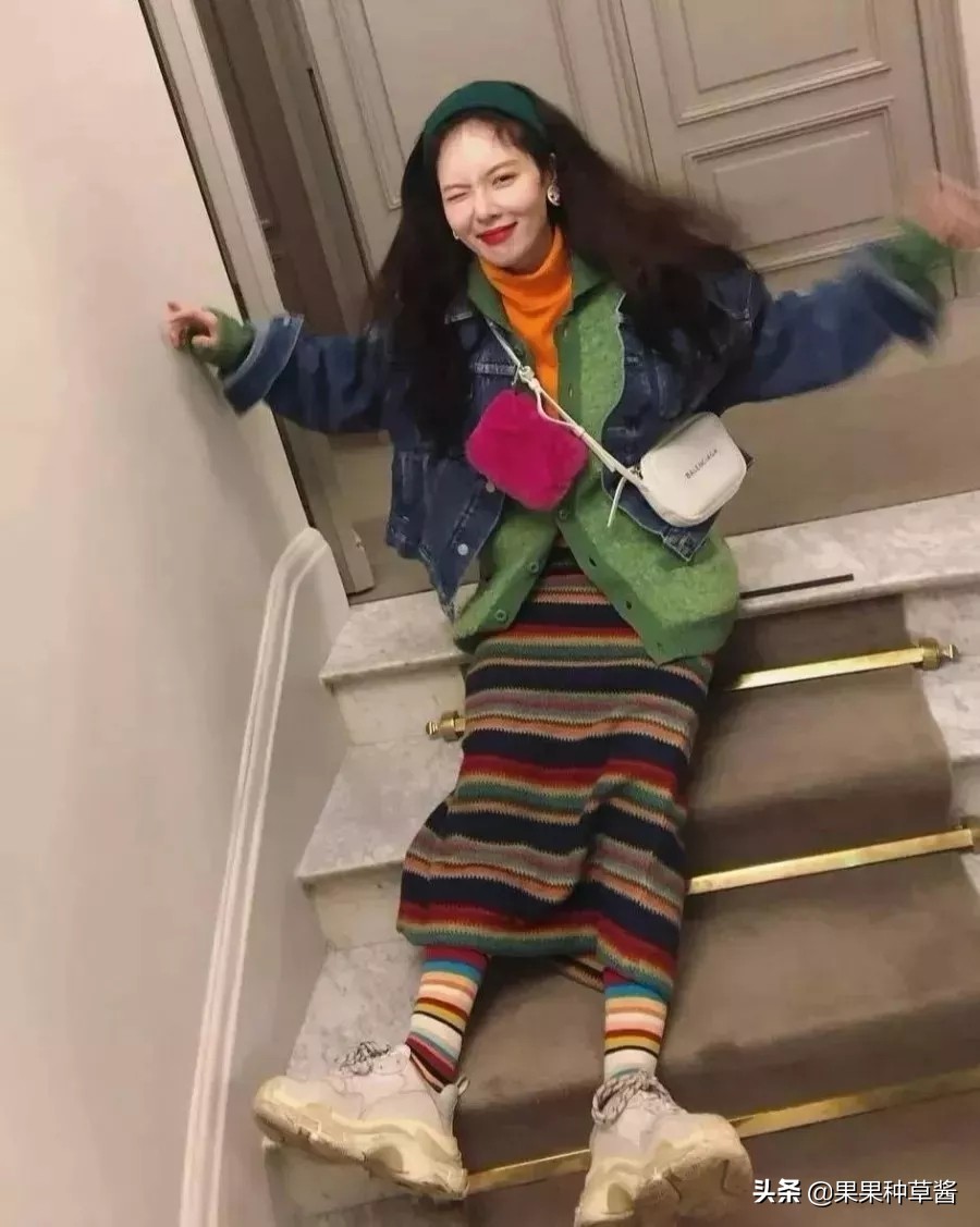 杨幂黑色字母袜王牌对王牌,杨幂格子衫高筒靴秀逆天长腿