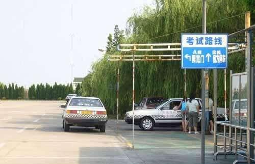 考驾照一个学员驾校能挣多少钱,考驾照的报名费教练赚了多少