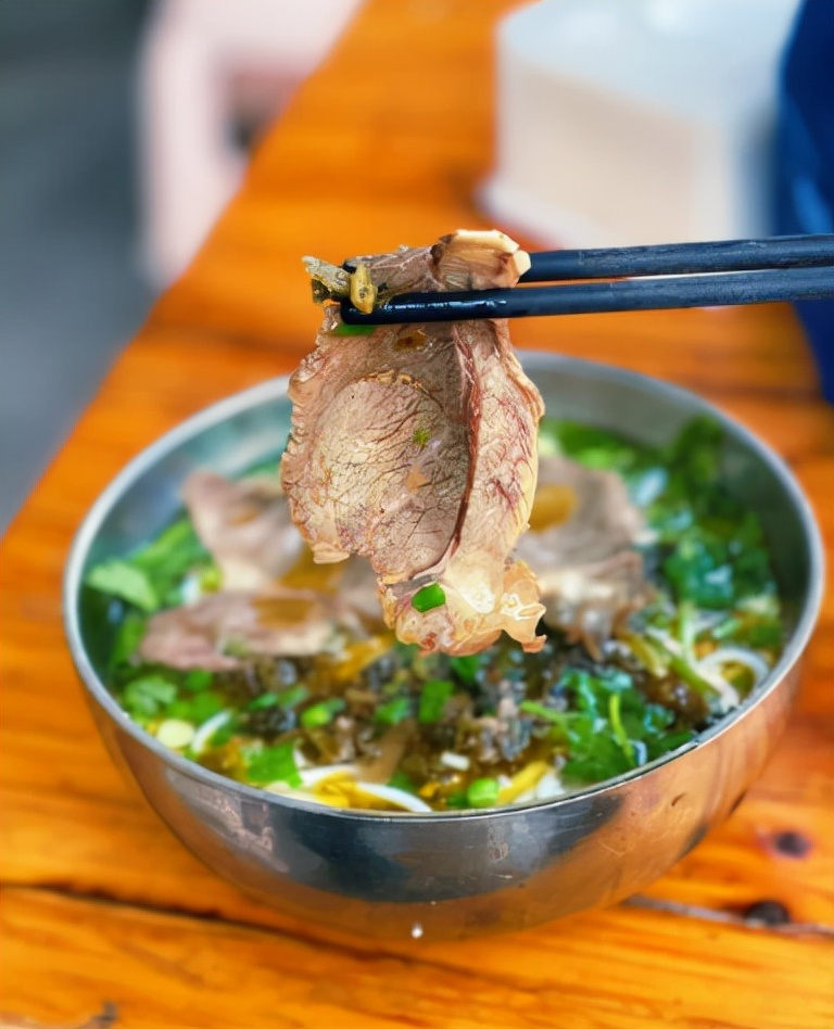 重庆馆子卖贵州特产，老板态度差客人也排队买，网友：把老板惯的