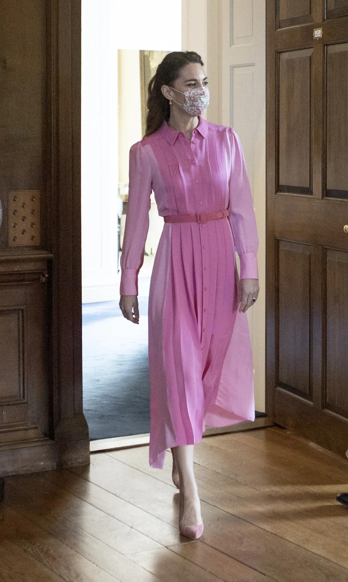 凯特用行动播撒爱，穿粉裙会见白血病女孩，曾经的承诺不曾忘记