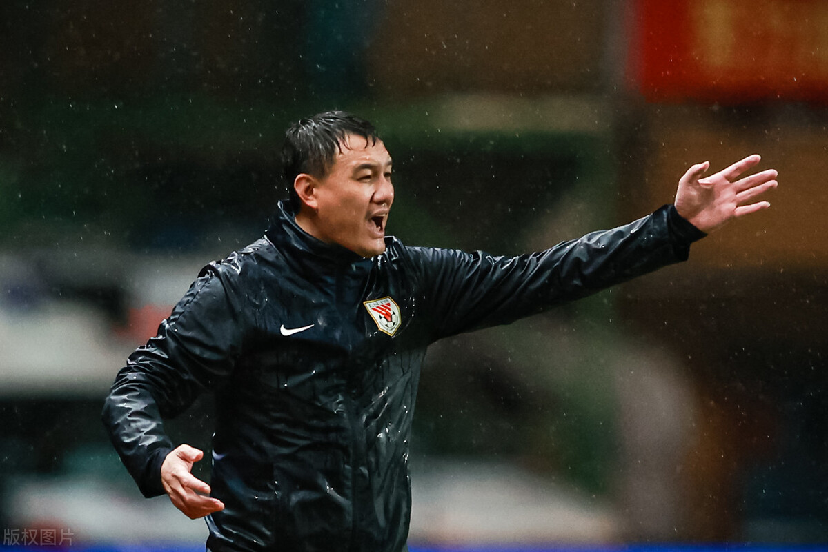 复盘：1-1背后是战术失败，中场拥挤+单前锋成郝伟最大败笔