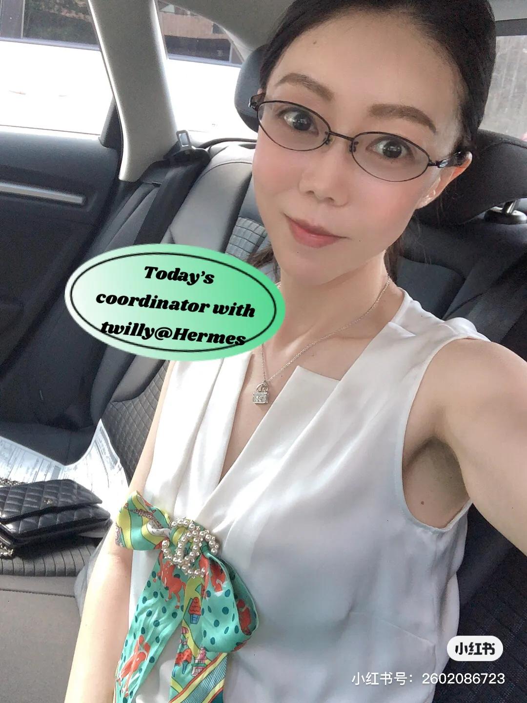 今天来个爱马仕的小丝巾搭配穿搭