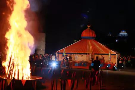 草原上的城市乌兰浩特,草原上升起不落的太阳夕阳正红