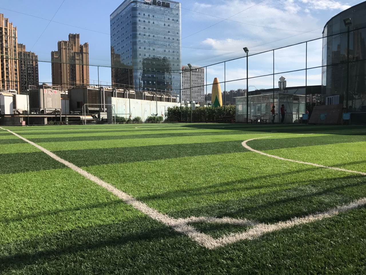 下雨天踢足球是一种浪漫,下雨天踢足球更好