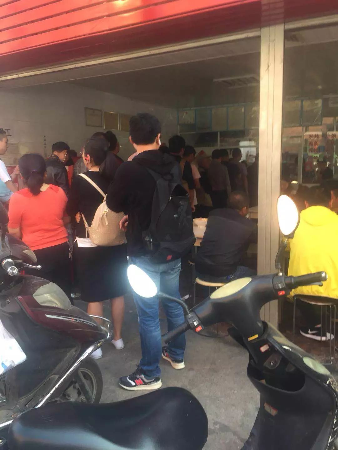 昆明330天都在排队的卤面馆，不收钱收饭票，只卖到下午2点