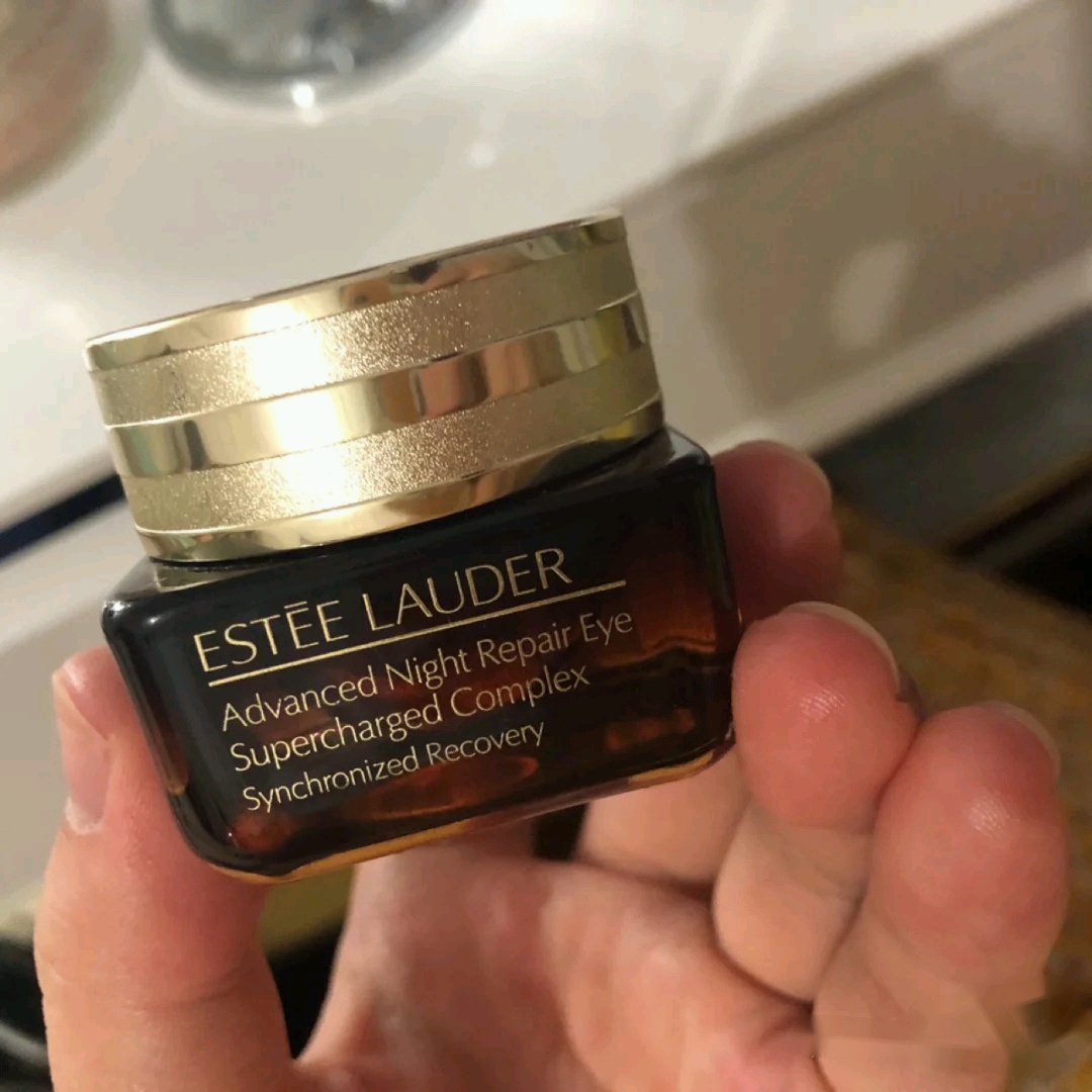 小棕瓶和小黑瓶眼霜哪个适合30岁,小棕瓶眼霜和小黑瓶眼霜的区别