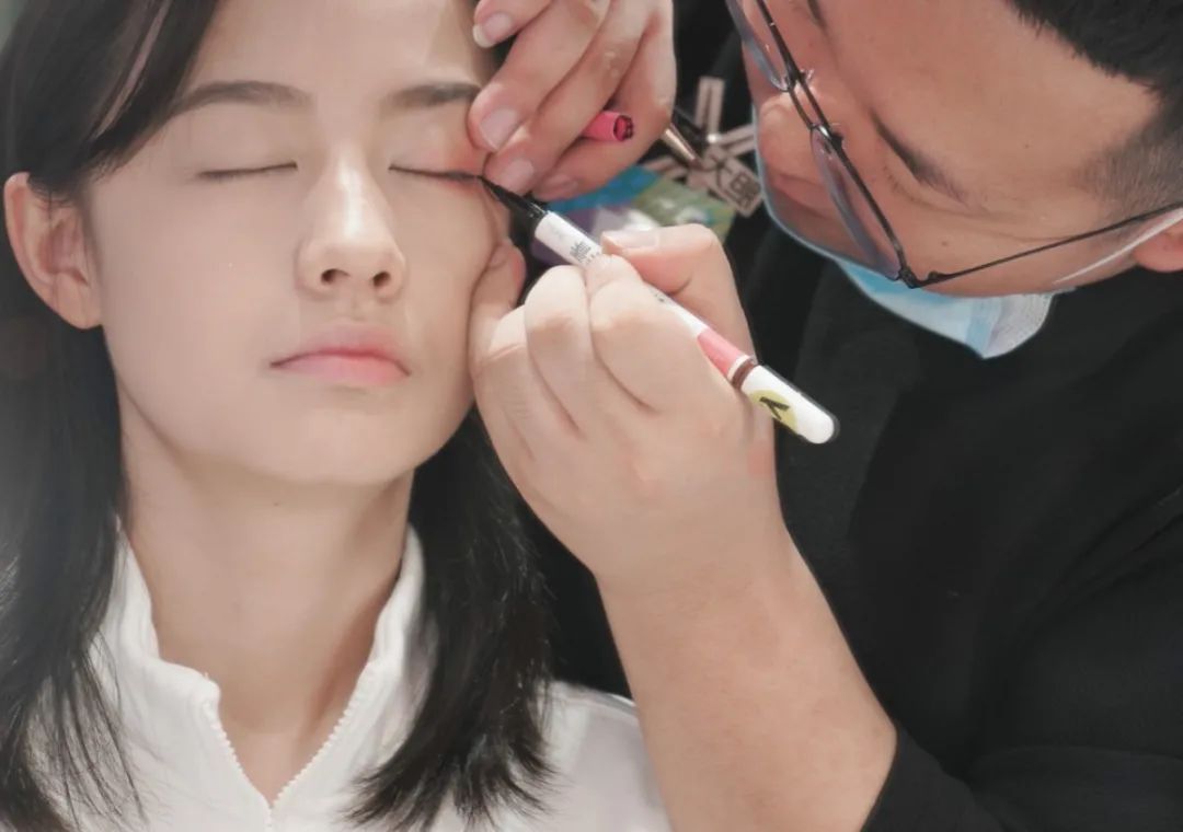 灞堣嚕姘忔垚閮藉簵,鍝堝皵婊ㄥ眻鑷ｆ皬