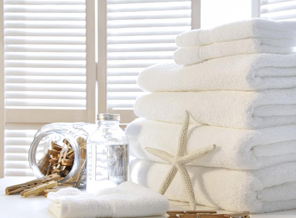 手持挂烫机抚平皱巴巴的衣物,洗完贴身衣物海绵皱巴巴的