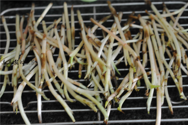 鸡蛋跟它一起炒，一半人不敢碰，另一半人爱到哭