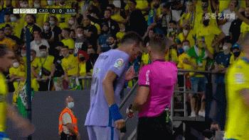 机智的布教授！95分钟场上竟出现2球！布斯克茨用球砸对手绝杀被毁