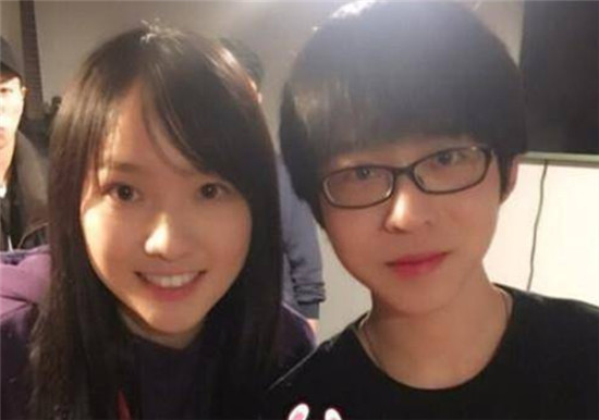 嗨氏在快手直播什么,嗨氏人气遭张大仙碾压