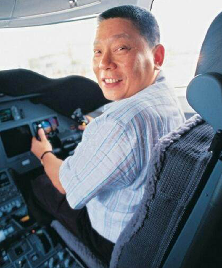 旺仔是要给太空运牛奶吗？这谜一般的红色飞机……飞机里都装了啥