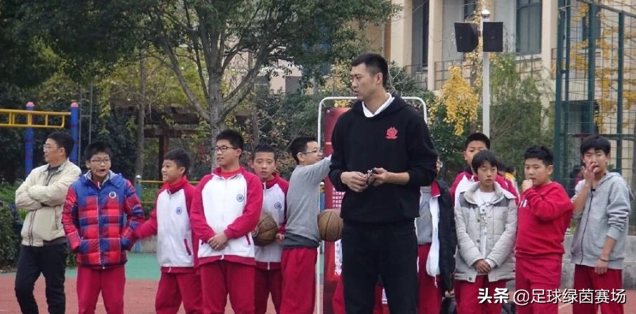 和易建联同一天生日，17岁进国篮27岁退役，现跟阿联一起做青训