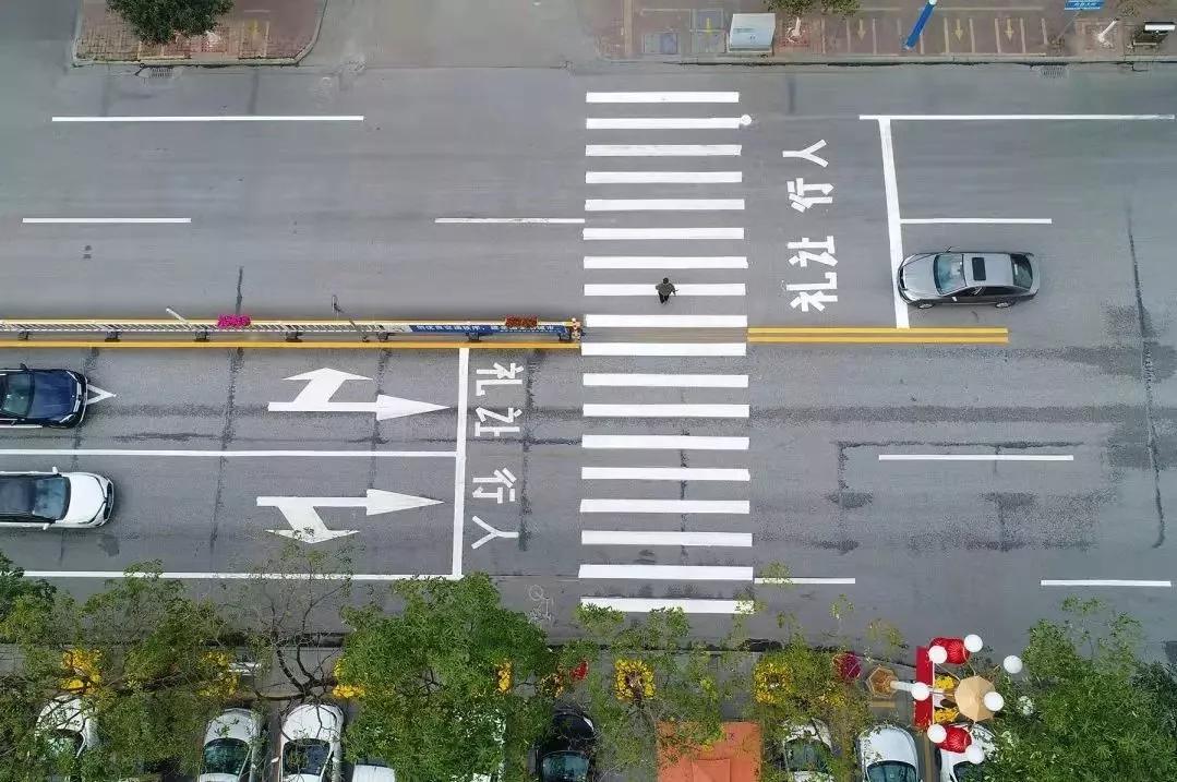 肇庆斑马线,肇庆斑马线前让行视频