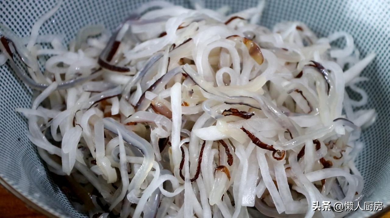 海蜇怎么做口感脆爽,凉拌萝卜海蜇正确方法