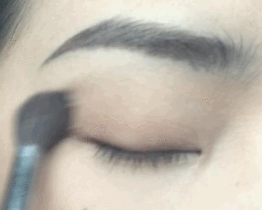 眼影的正确化妆步骤,眼影化妆的正确步骤初学者