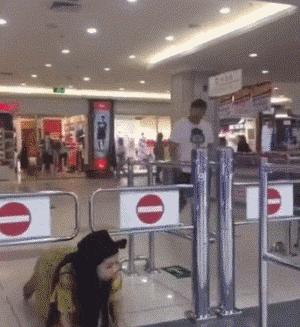 “如果这群女混混*攻围**我,我会舌战群儒!”你会怎样脱困?