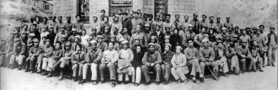 是萧军向毛*东泽**提议召开延安文艺座谈会的吗