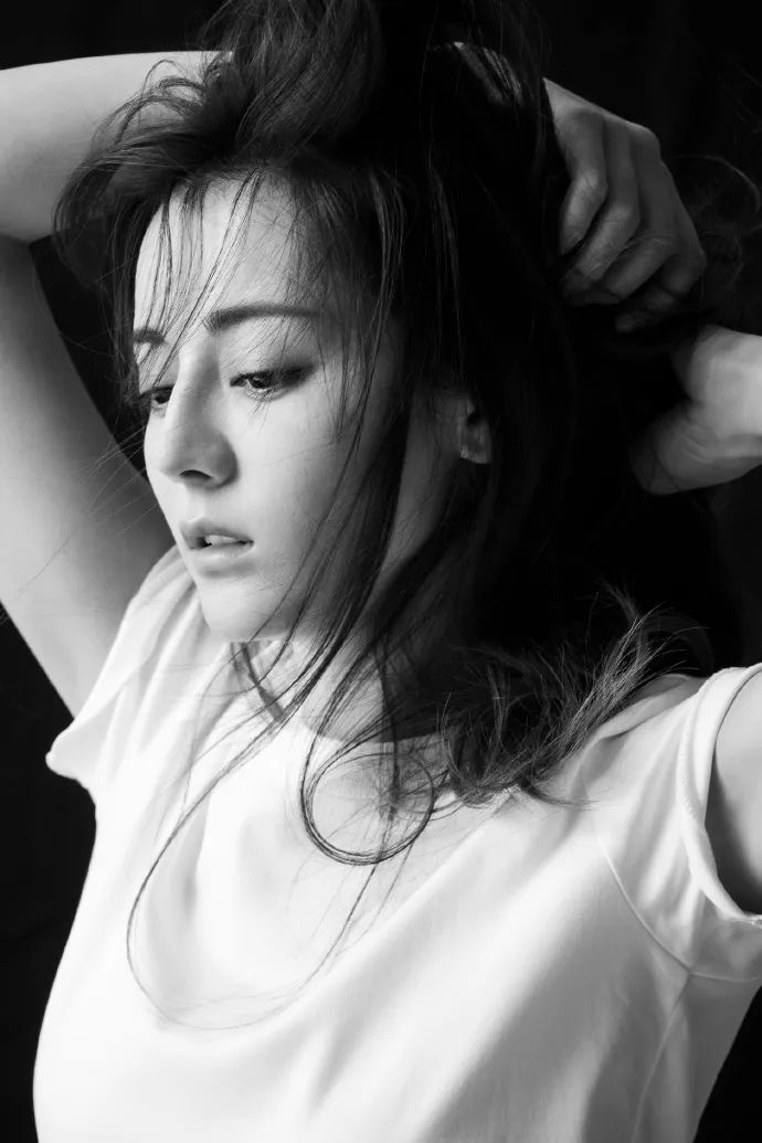 聪明女人都选低领毛衣,衣袖太长怎么穿更好看