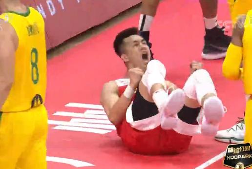 2019中国男篮vs波兰失误瞬间,中国男篮对波兰最后一次进攻失误