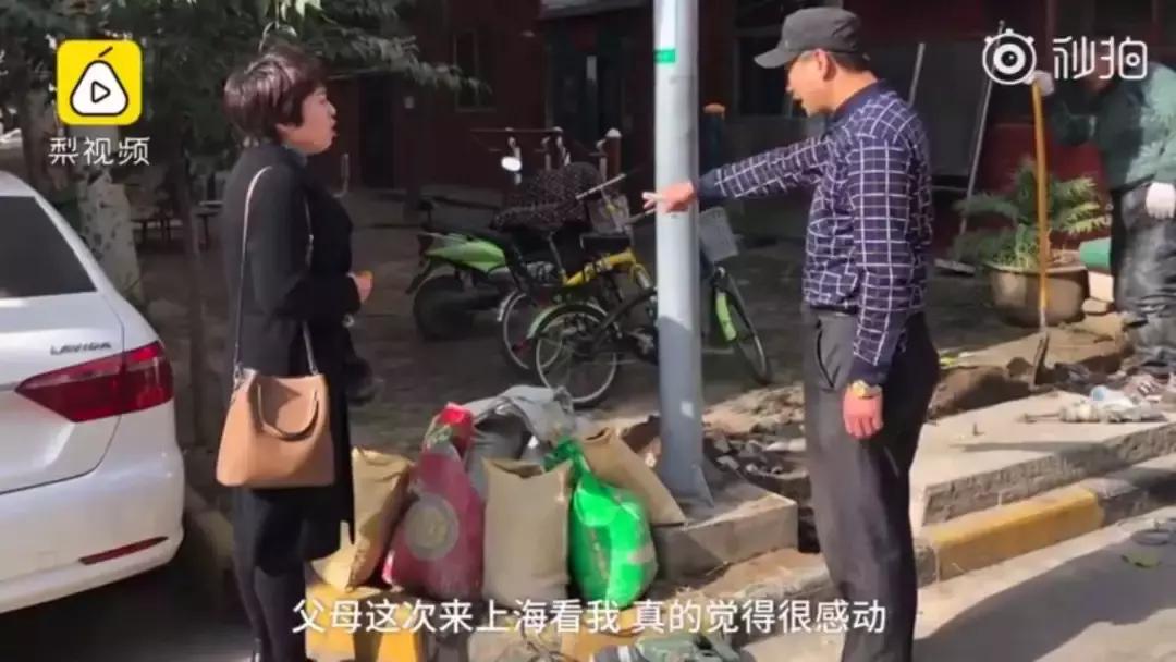 父母看儿子带了100个包子！留学生笑而不语：你是没见过我爸妈……