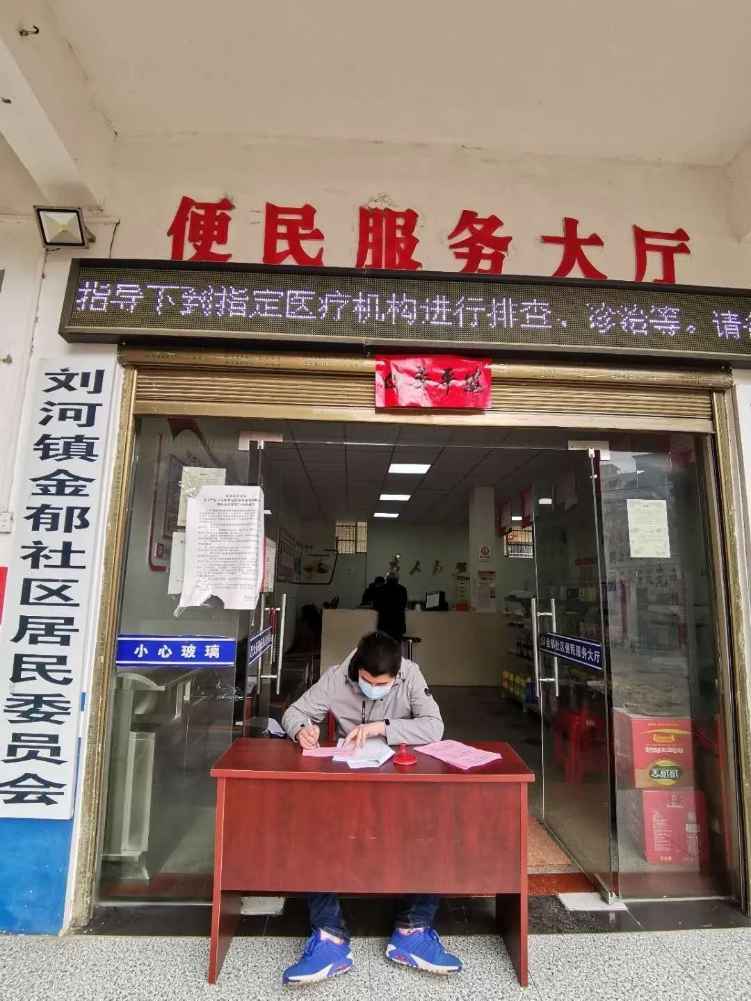 抗击疫情爱国力行致敬白衣天使,众志成城抗疫情心系医护