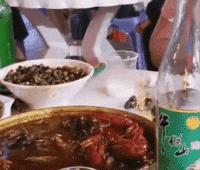 搞笑gif目光全在腿上了,爆笑gif动图我们一起出去霸气一点