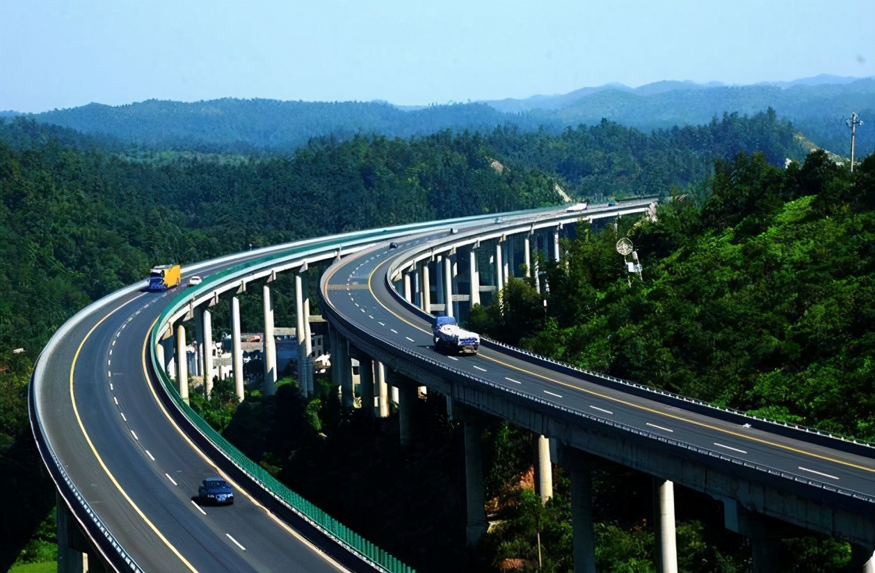 高速公路一年收入多少亿,中国高速公路每年总收入有多少