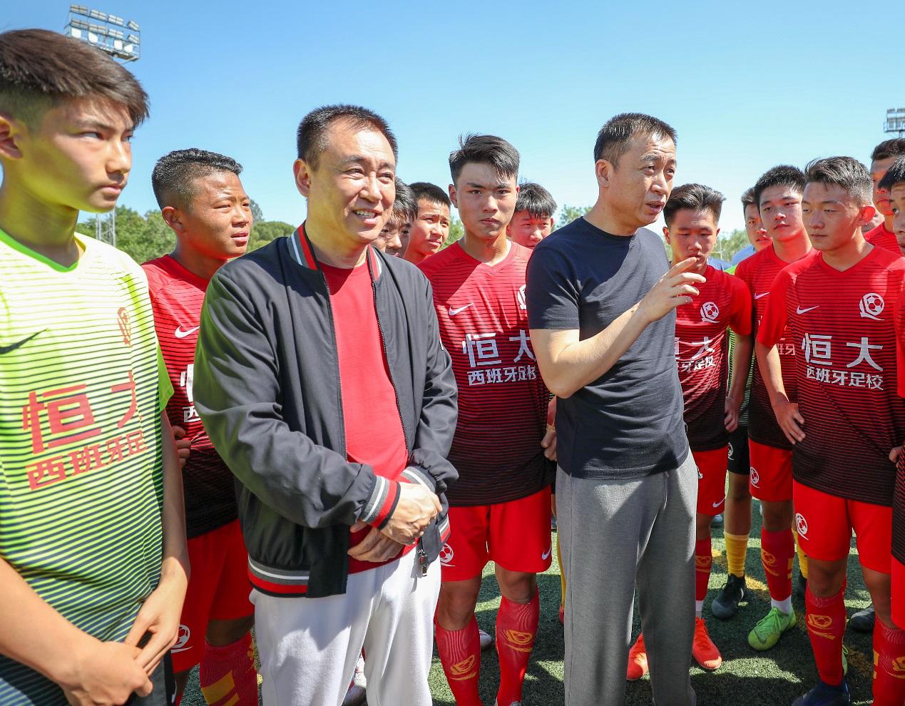 许家印对国足贡献,许家印和里皮拥抱