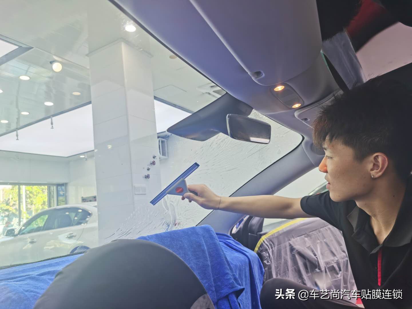 车玻璃上的膜撕掉以后有胶怎么办,撕掉车顶膜留下的胶怎么去掉