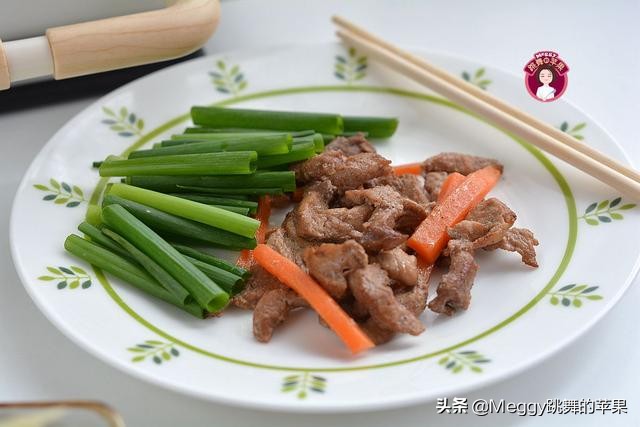 1块面擀一擀，空心烙饼鼓囊囊，夹上烤肉真叫香，国庆假期就吃它