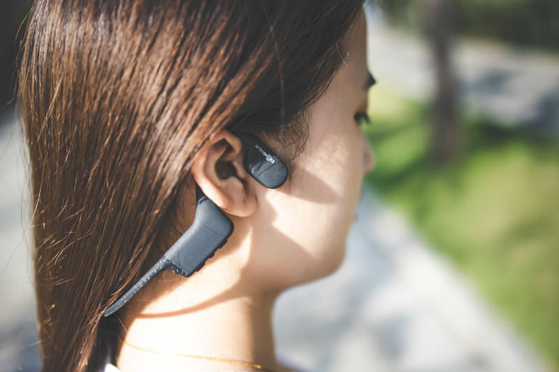 边洗澡边听歌费不费电量,边洗澡边听歌有什么后果