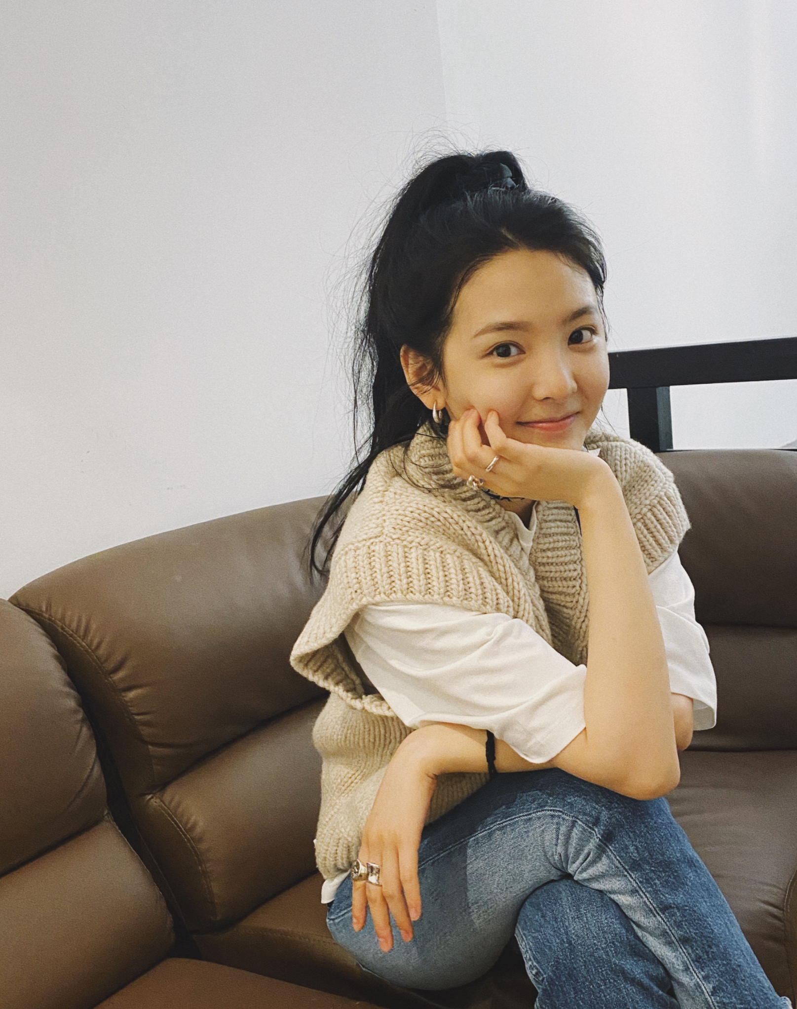 章若楠穿黑色马甲照片,章若楠穿搭生活照