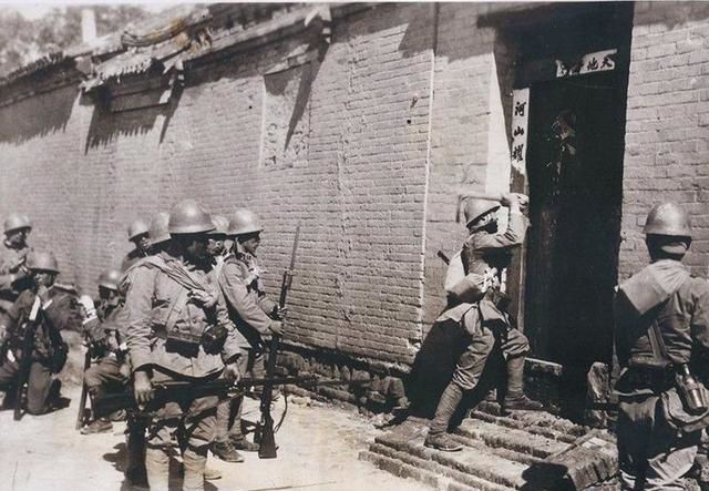 抗战后期日本人用军火来换粮食,抗日战争结束后的日本兵跑到农村