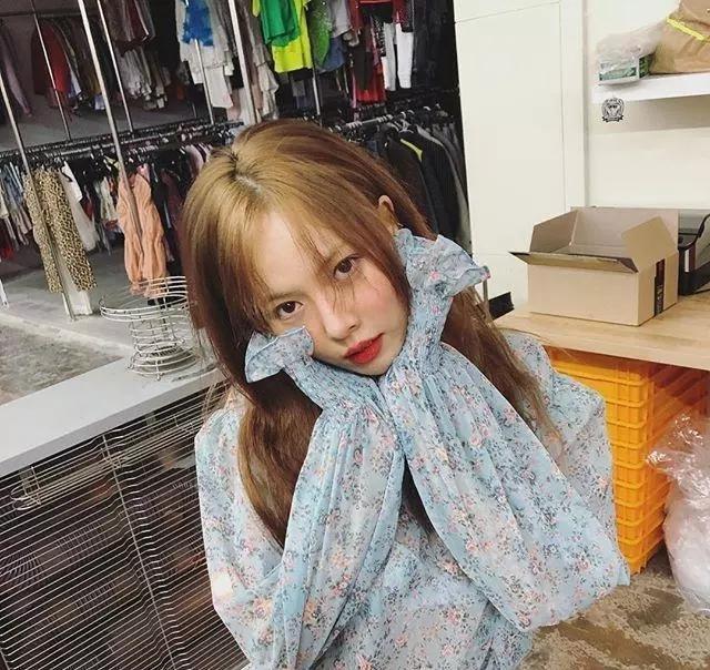 泫雅重腮红妆容,泫雅同款鬼马亮片妆