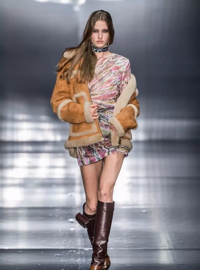 把裤子穿在肚脐上面会怎么样,把裤子扎进腰里的穿搭