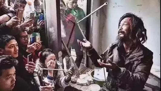 画家流水线作画,修车工人绘画