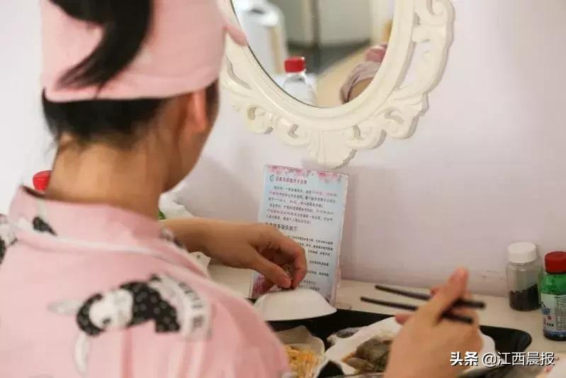 长沙妈妈花了2万多块在月子中心:孩子遭罪,大人糟心!月嫂还将鼻血弄在孩子身上