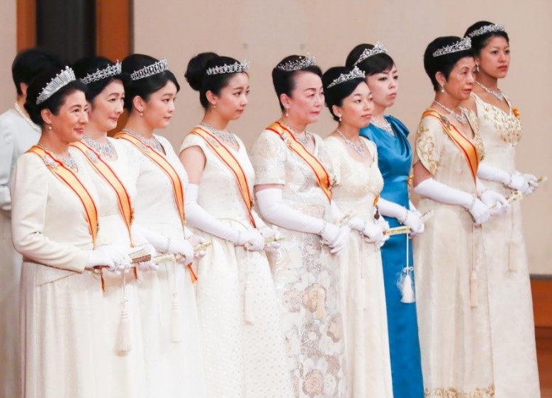 日本皇室皇冠为何不好看,日本皇室珠宝照搬欧洲