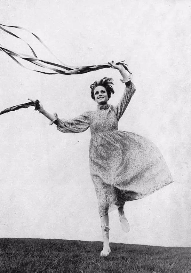 体重41kg的她，*翻推**了梦露性感丰腴的审美革命，成划时代流行符号