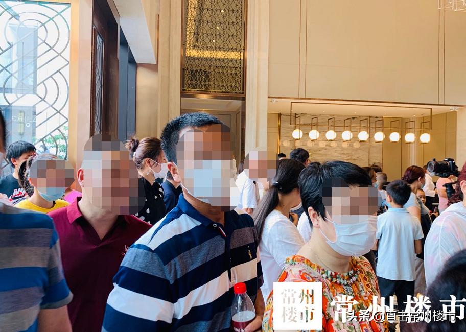 售楼处开盘千人排队,开盘人多冲进售楼部的视频