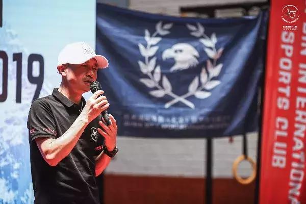 历经几十年登上珠穆朗玛峰的人,一群普通人攀登珠峰的故事