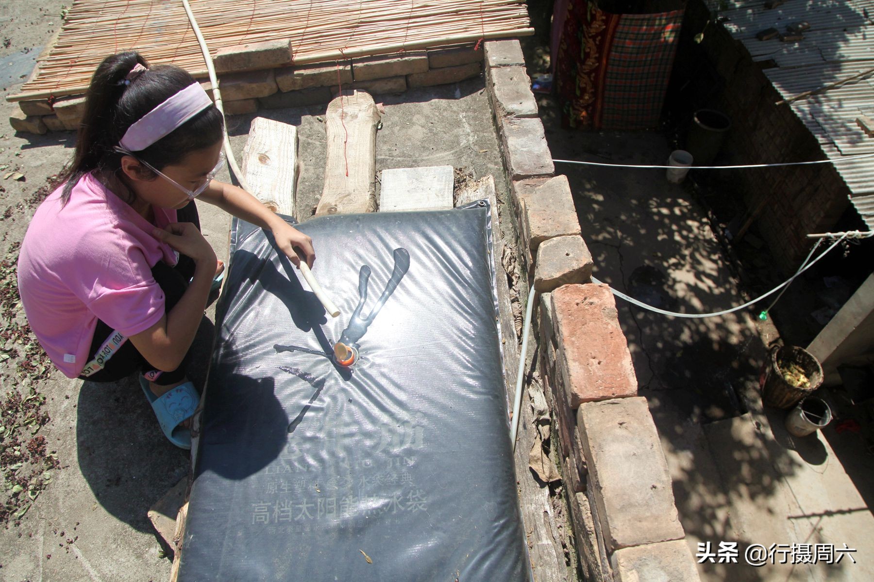 山村大姐花30元建成淋浴房，洗澡方便实用不花钱，看是啥样