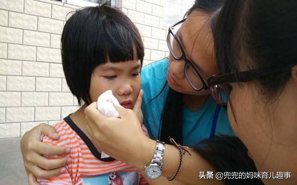 一年级把同桌抓伤了怎么办,孩子被同桌抓破脸如何找老师